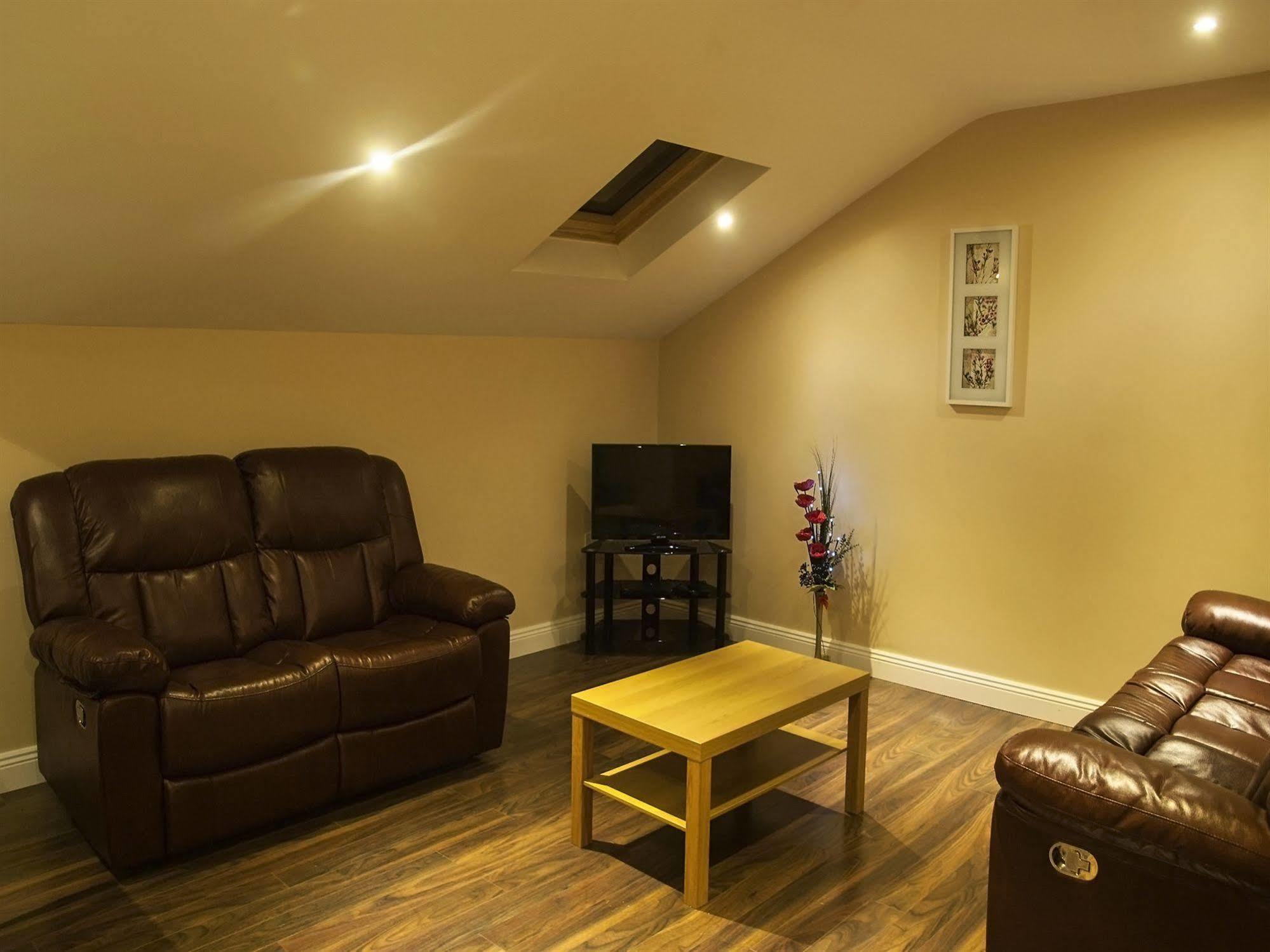 Hillview Self Catering Apartment Lusk Ngoại thất bức ảnh